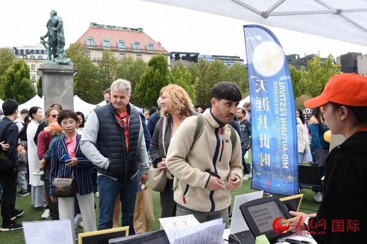 排隊等候品嘗中國美食的游客。人民網(wǎng)記者 殷淼攝