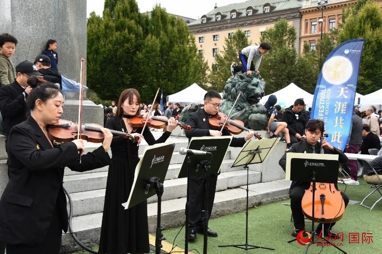 上海愛樂樂團“快閃”活動一瞥。人民網(wǎng)記者 殷淼攝