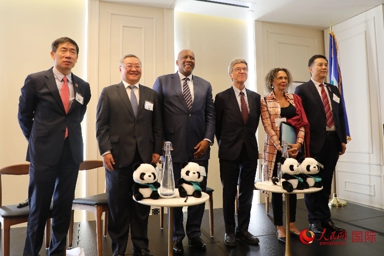 萊索托國王萊齊耶三世、中國常駐聯(lián)合國代表傅聰?shù)燃钨e出席活動。人民網記者 李志偉攝