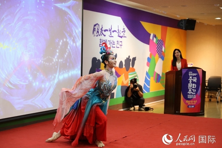 中國演員在中國文化周開幕式上表演舞蹈。人民網記者 莽九晨攝