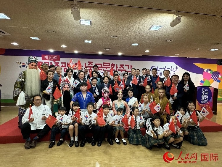 中韓雙方嘉賓和演員在中國文化周開幕式上合影留念。人民網記者 莽九晨攝