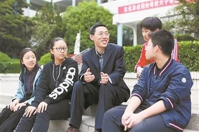 淮北市首批高層次人才儲(chǔ)備金獲得者、淮北市第一中學(xué)教師陳超（左三）在與學(xué)生交談?；幢笔形瞬殴ぷ骶止﹫D
