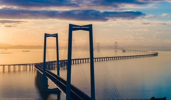 2024年6月27日，沐浴在晨曦中的深中通道（無人機照片）。新華社記者毛思倩 攝