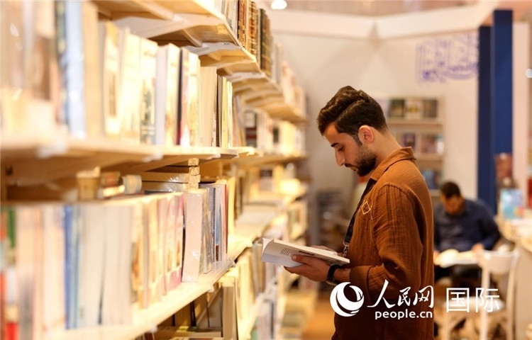 一位民眾在讀書。人民網(wǎng)中東中心分社奧馬爾·哈利勒攝