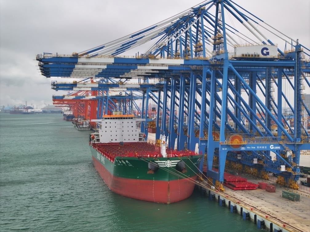 2月23日拍攝的廣西北部灣港欽州港區(qū)的碼頭堆場（無人機照片）。新華社記者 周華 攝