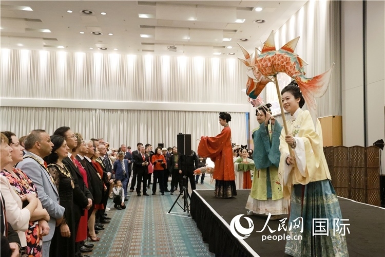 2、留學生表演了漢服展示《絲路霓裳》。邢雪攝