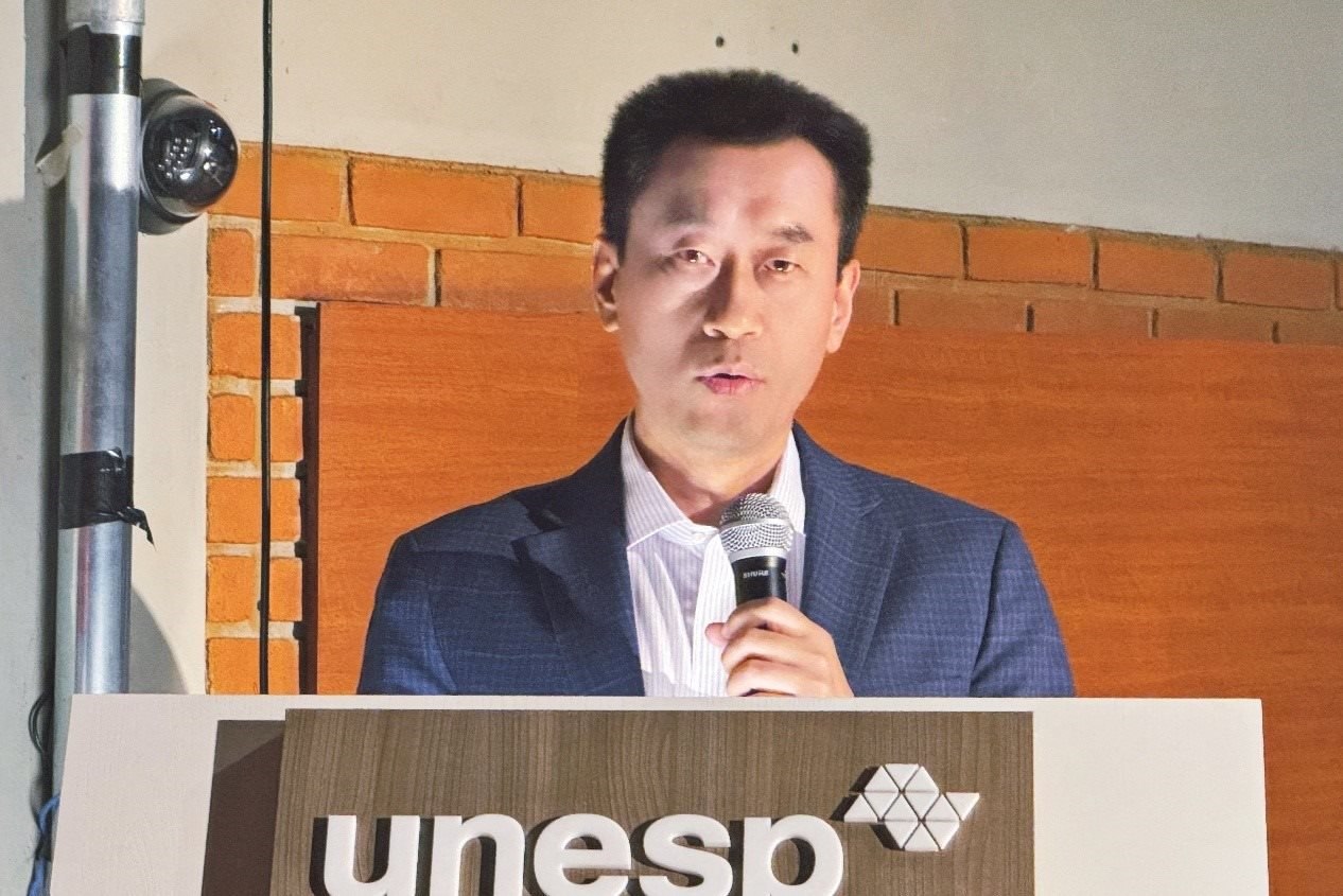 中國(guó)駐圣保羅總領(lǐng)事館副總領(lǐng)事田玉震在活動(dòng)中致辭。圣保羅州立大學(xué)孔子學(xué)院供圖