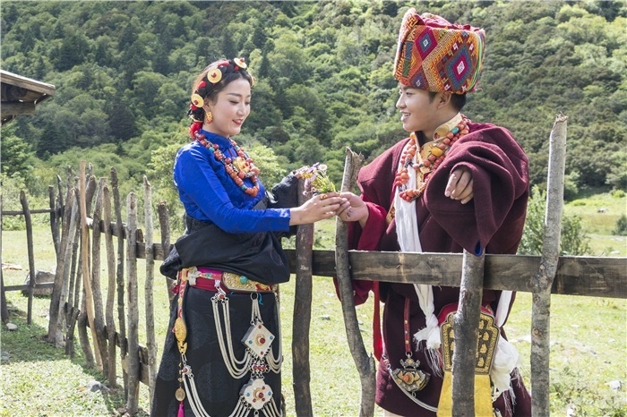 康定情歌（木格措）風(fēng)景區(qū)中的一對(duì)年輕人。林革文攝