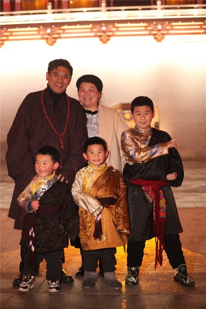 康定的節(jié)日氛圍多元和諧。圖為2024年元宵夜，洛讓銀登一家五口在旅行中拍攝的合影。資料圖片