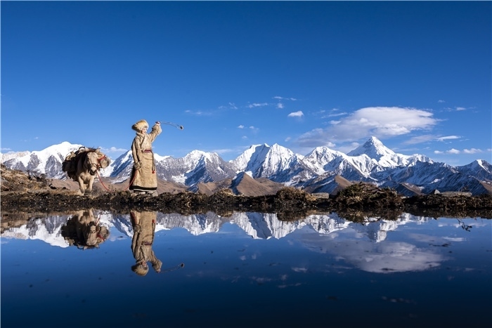 貢嘎山下的放牧人。林革文攝