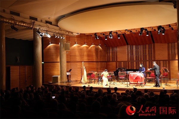 中國歌劇舞劇院的音樂家表演京劇曲牌《夜深沉》。人民網(wǎng)記者 禹麗敏攝