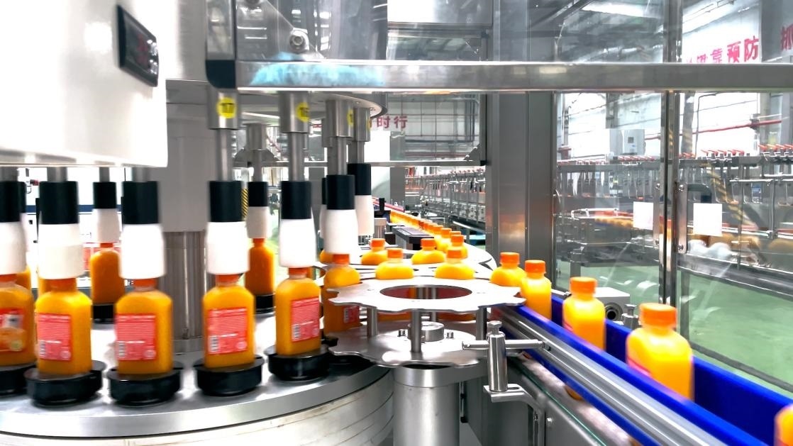 一輕食品（丹江口）產(chǎn)業(yè)園內(nèi)的桔汁飲料生產(chǎn)線。 受訪者供圖