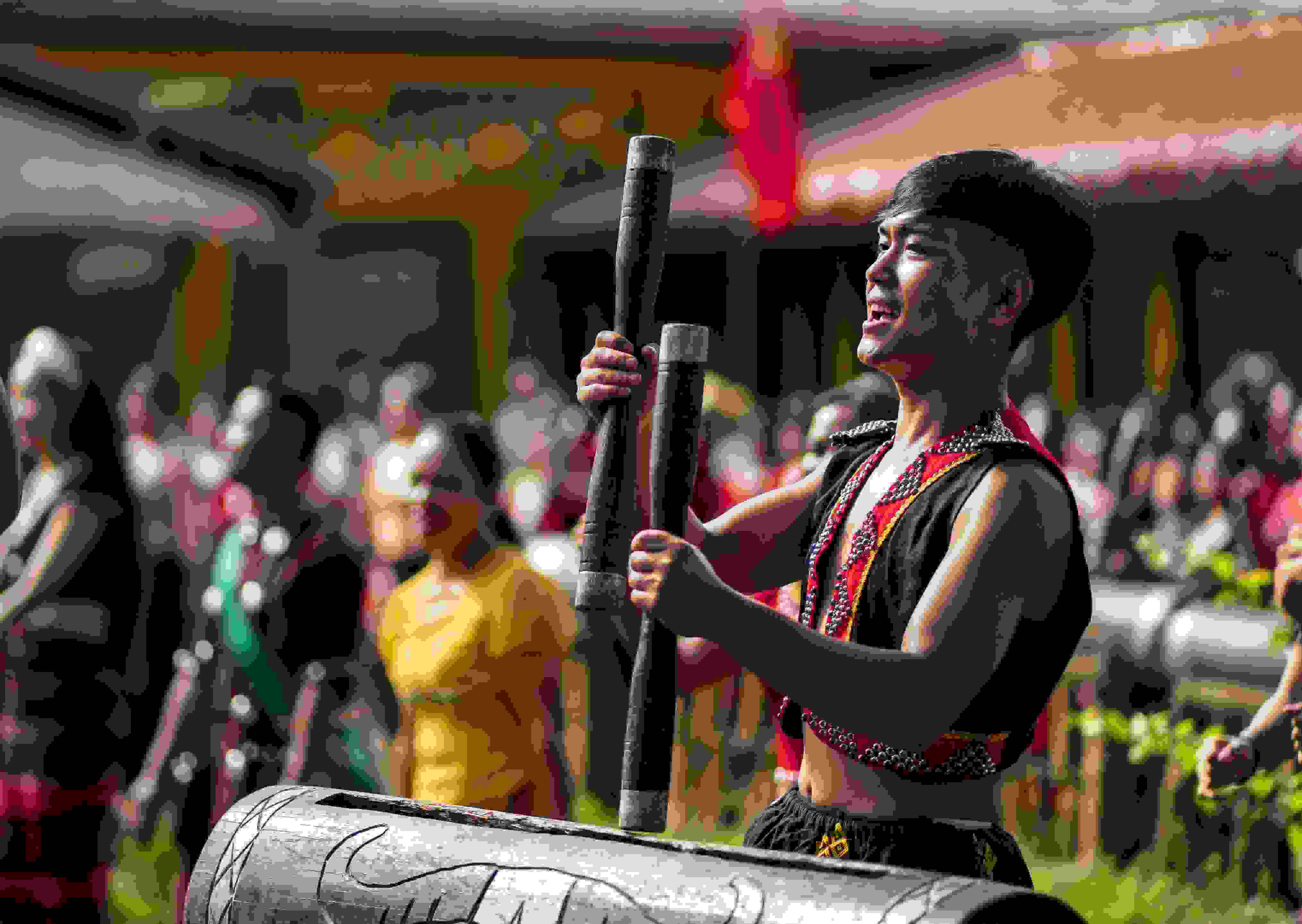 云南省滄源縣班洪鄉(xiāng)班洪村的佤族群眾唱響《阿佤人民唱新歌》（2021年8月20日攝）。