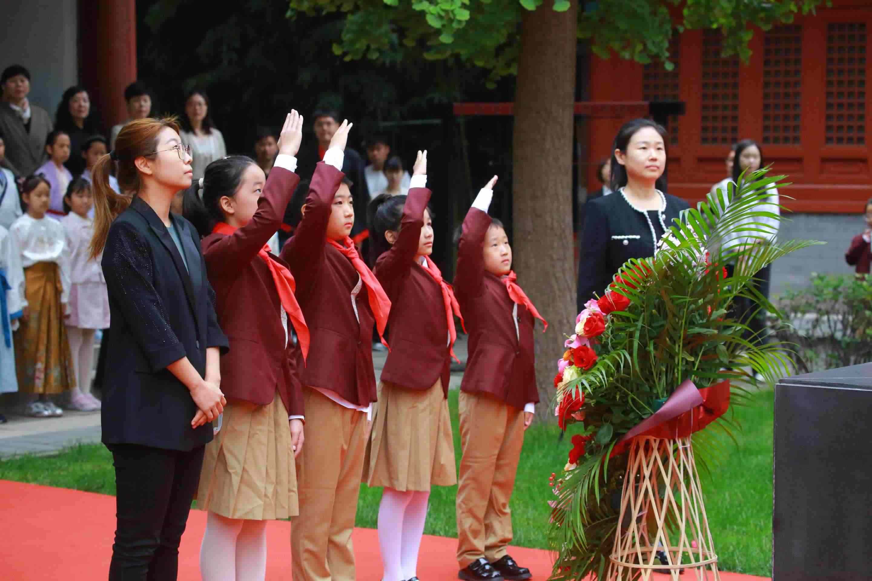 少先隊(duì)員敬獻(xiàn)花籃。校方供圖