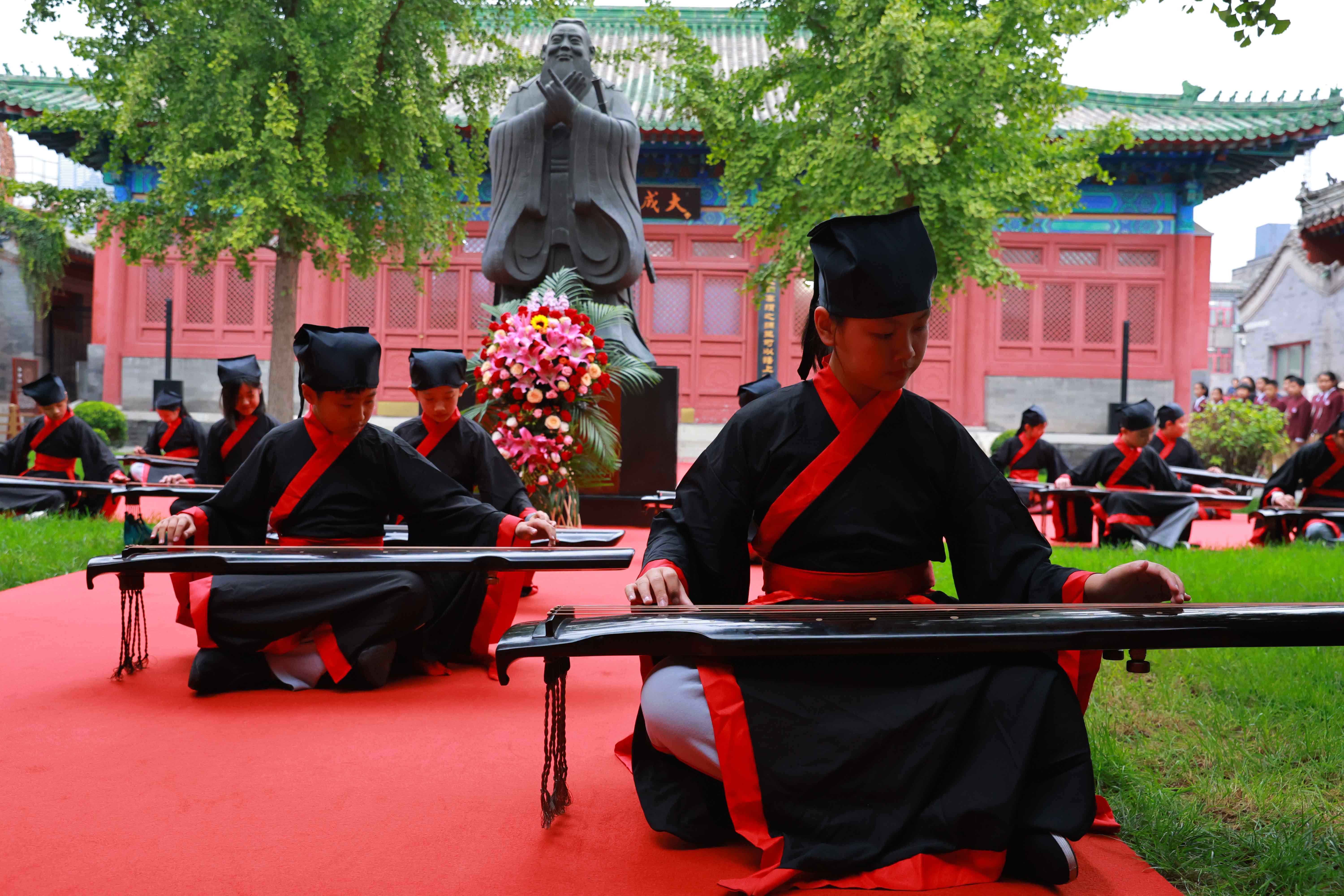 古琴表演《至圣先師孔子歌》。校方供圖