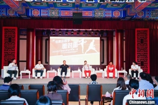 吳愉、王德新、沈?qū)W軍、江海東、朱曉蕾與在座同學(xué)們分享個(gè)人的體育故事與成長(zhǎng)感悟。上海市港澳辦供圖