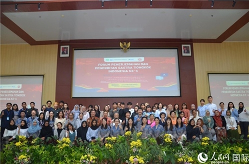 與會嘉賓與阿拉扎大學師生合影。人民網(wǎng)記者 李培松攝