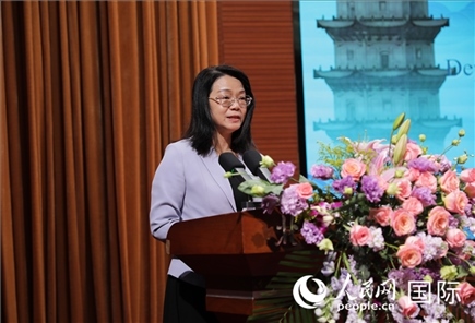 福建省人民政府外事辦公室副主任黃劭蓉在“走進(jìn)中華文明——海絲印記 世遺泉州”主題人文交流活動(dòng)中致辭。人民網(wǎng) 王婧攝