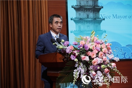 泉州市人民政府副市長(zhǎng)姚飛在“走進(jìn)中華文明——海絲印記 世遺泉州”主題人文交流活動(dòng)中致辭。人民網(wǎng) 王婧攝