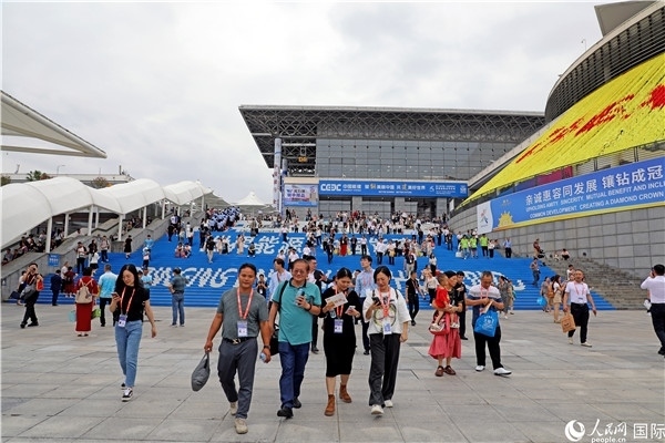 第二十一屆東博會(huì)展館外，參觀者步行離場(chǎng)。人民網(wǎng)記者趙益普攝