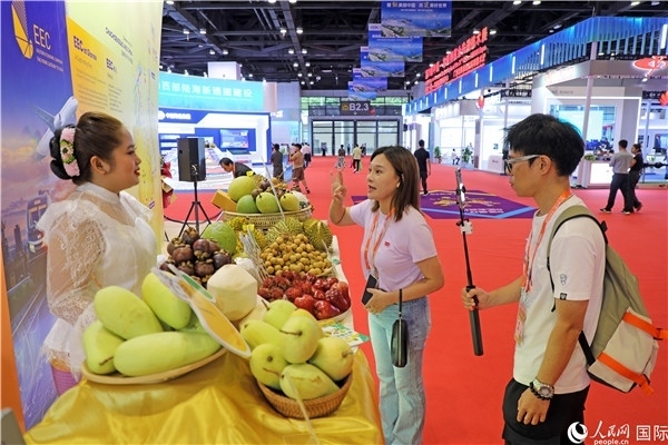 在東博會(huì)泰國(guó)展區(qū)，參觀者在向泰方工作人員了解泰國(guó)水果情況。人民網(wǎng)記者趙益普攝