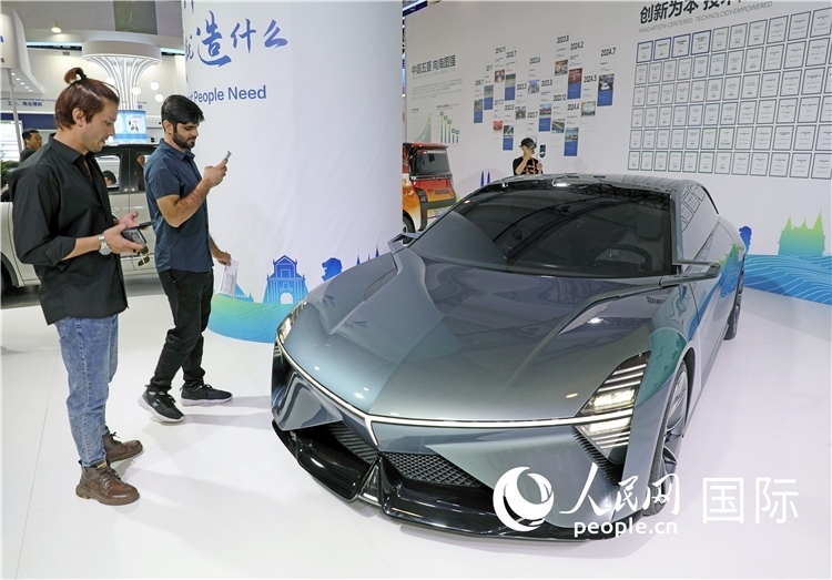 東博會(huì)上，上汽通用五菱展出的一款名為“東盟之光”的新能源概念車吸引參觀者駐足。人民網(wǎng)記者趙益普攝