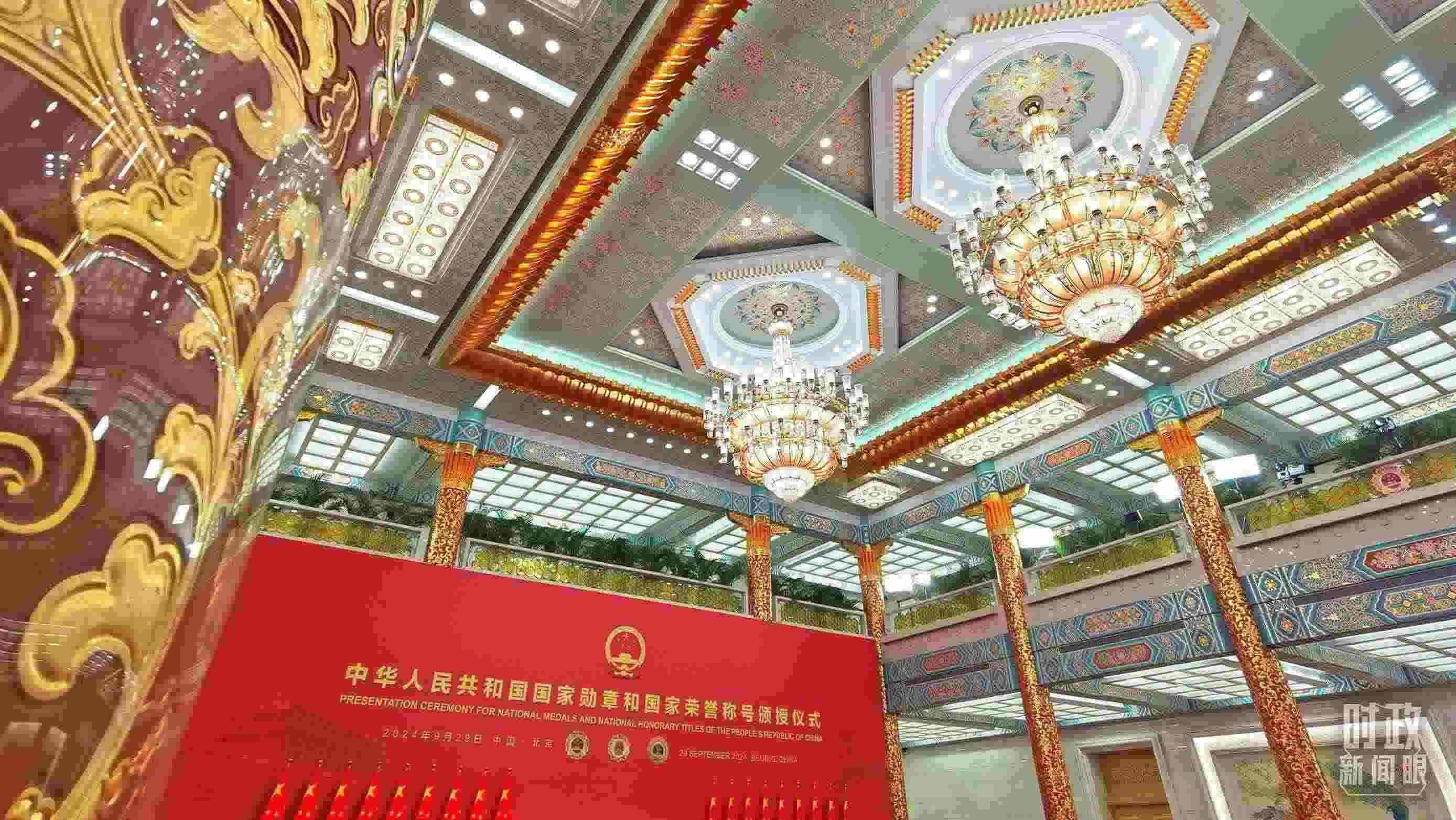 人民大會(huì)堂金色大廳燈光璀璨。（總臺(tái)央視記者郭鴻拍攝）