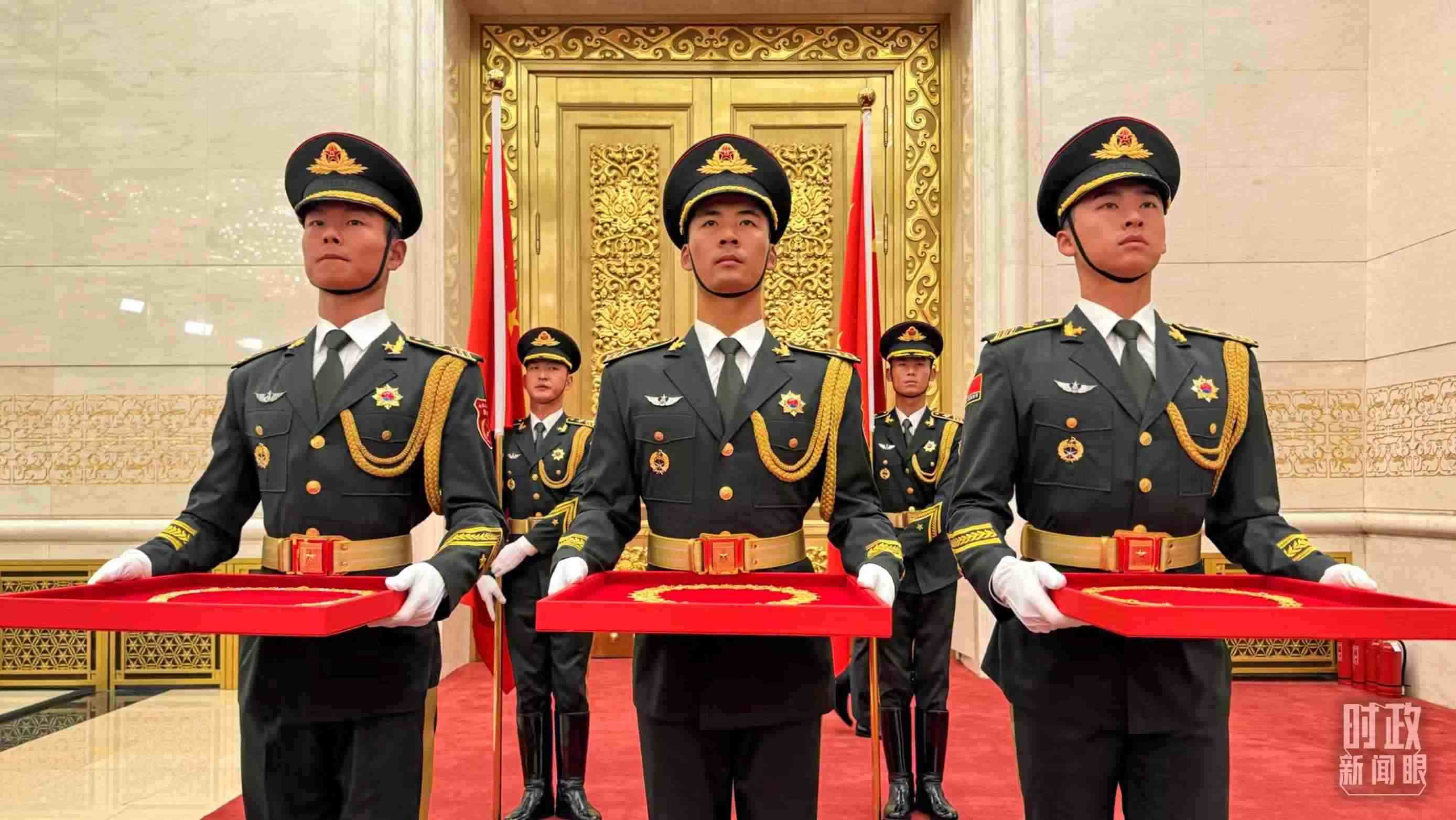 禮兵手捧共和國(guó)勛章、友誼勛章和國(guó)家榮譽(yù)稱(chēng)號(hào)獎(jiǎng)?wù)?。（總臺(tái)央視記者李增仁拍攝）