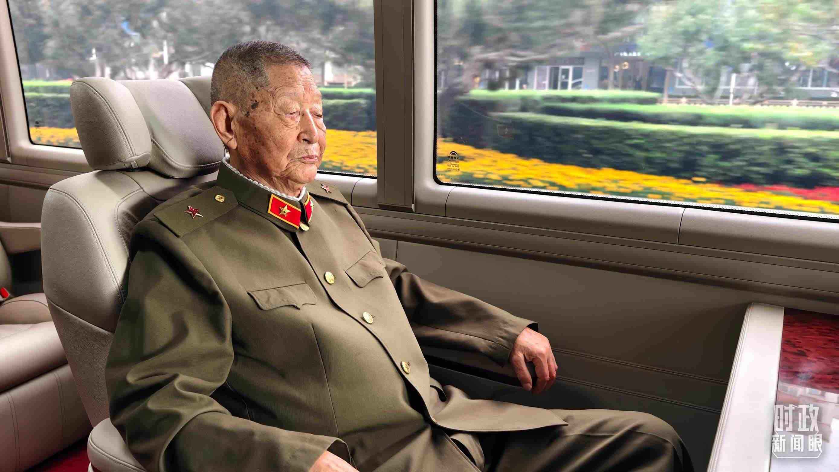 “共和國(guó)勛章”獲得者黃宗德乘坐禮賓車(chē)前往人民大會(huì)堂。（總臺(tái)央視記者胡瑋拍攝）