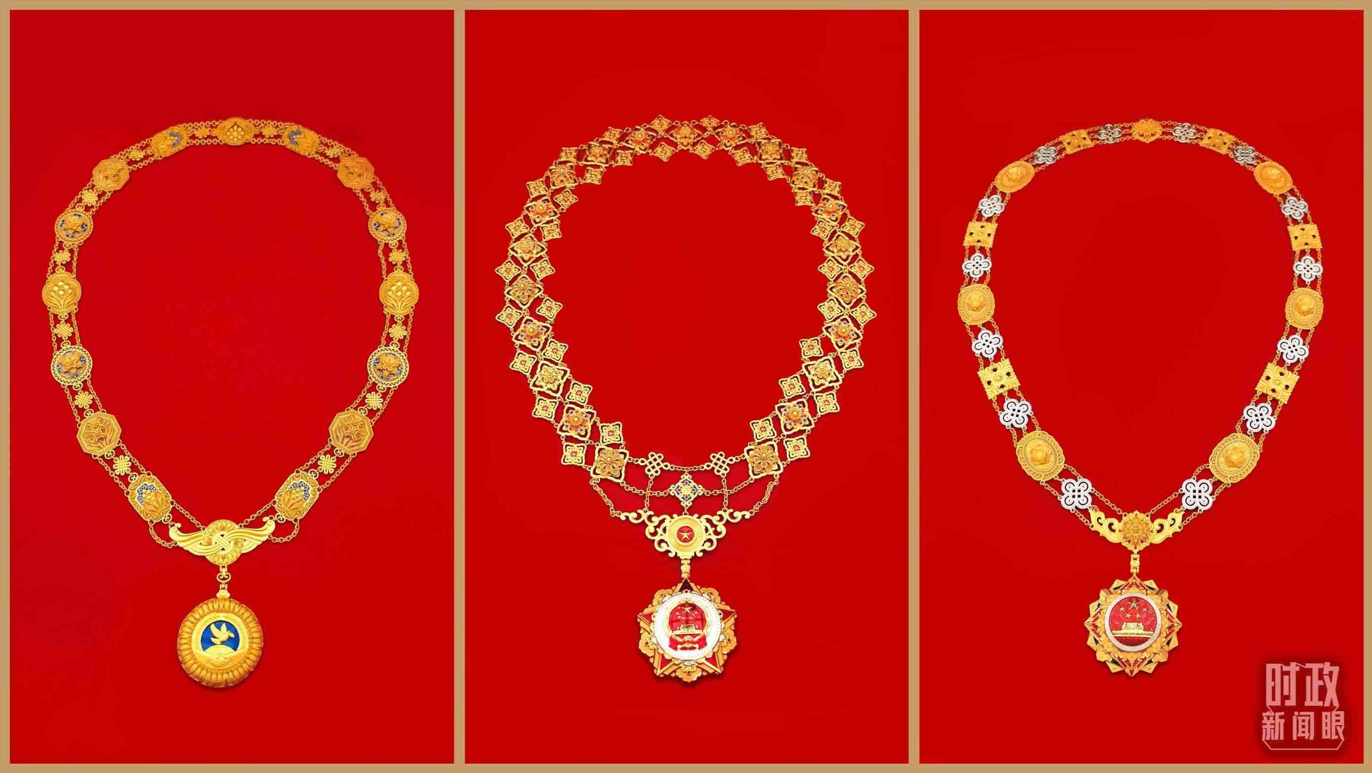 “共和國(guó)勛章”（中）、“友誼勛章”（左）和國(guó)家榮譽(yù)稱(chēng)號(hào)獎(jiǎng)?wù)拢ㄓ遥?。（總臺(tái)央視記者郭鴻、鄂介甫拍攝）