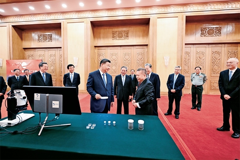 2024年9月23日，黨和國(guó)家領(lǐng)導(dǎo)人習(xí)近平、李強(qiáng)、趙樂(lè)際、王滬寧、蔡奇、丁薛祥、李希等在人民大會(huì)堂接見(jiàn)探月工程嫦娥六號(hào)任務(wù)參研參試人員代表并參觀月球樣品和探月工程成果展覽。這是習(xí)近平等參觀月球樣品和探月工程成果展覽。 新華社記者 謝環(huán)馳/攝