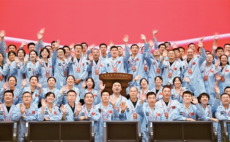 嫦娥六號完成了人類歷史上首次月球背面采樣，突破了多項(xiàng)關(guān)鍵技術(shù)，是我國建設(shè)航天強(qiáng)國、科技強(qiáng)國取得的又一標(biāo)志性成果，是我國探月工程的重要里程碑。圖為2024年6月25日，嫦娥六號任務(wù)圓滿成功后，工作人員在北京航天飛行控制中心合影。 新華社記者 金良快/攝
