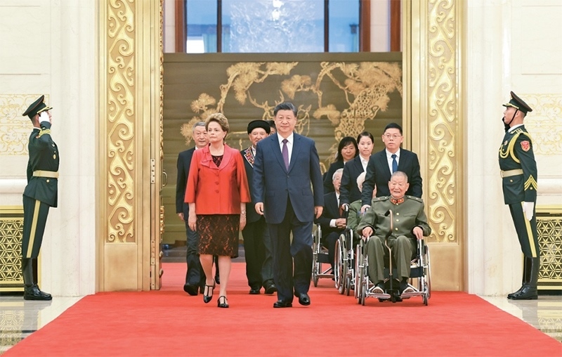 2024年9月29日，中華人民共和國(guó)國(guó)家勛章和國(guó)家榮譽(yù)稱號(hào)頒授儀式在北京人民大會(huì)堂金色大廳隆重舉行。中共中央總書記、國(guó)家主席、中央軍委主席習(xí)近平同國(guó)家勛章和國(guó)家榮譽(yù)稱號(hào)獲得者一同步入會(huì)場(chǎng)。 新華社記者 王曄/攝