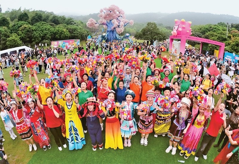 自2014年起，廣西持續(xù)舉辦“廣西三月三·八桂嘉年華”活動(dòng)，各地民族民俗活動(dòng)次第登臺，精彩紛呈，這個(gè)傳統(tǒng)民族節(jié)慶已演變?yōu)楦髯迦嗣窆蚕砉矘返墓?jié)日盛會(huì)和知名文化旅游品牌。圖為2024年4月11日在南寧市拍攝的活動(dòng)主會(huì)場。 新華社記者 周華/攝