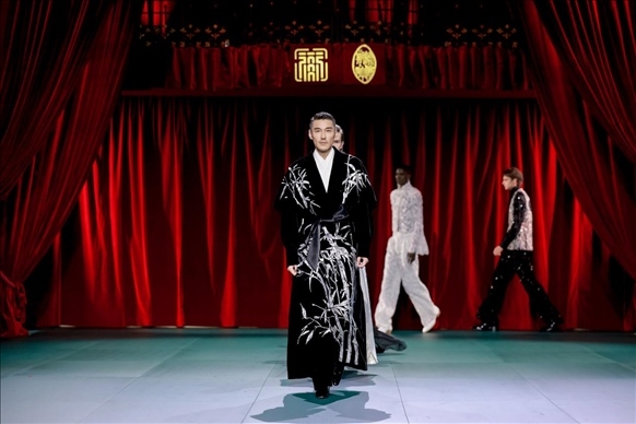 9月28日，模特在法國(guó)巴黎舉行的“2024巴黎·恭王府服飾秀”上展示服裝（主辦方供圖）