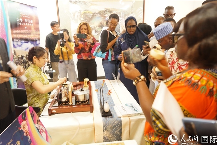 觀眾品嘗金華舉巖茶。人民網(wǎng)記者 姜宣攝