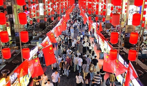 國慶臨近，河南省洛陽市老城歷史文化街區(qū)裝扮一新，國旗招展，處處洋溢著濃厚的國慶節(jié)日氛圍。來源：人民圖片網(wǎng)