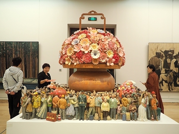 2024年9月28日，觀眾在中國美術(shù)館參觀“慶祝中華人民共和國成立75周年——第十四屆全國美術(shù)作品展覽進京作品展”。杜建坡攝。來源：人民圖片網(wǎng)