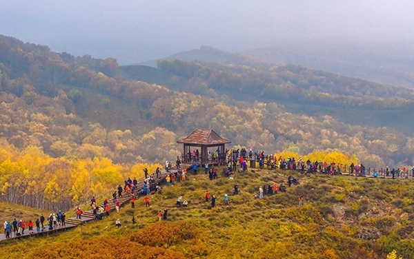 2024年9月27日，內(nèi)蒙古自治區(qū)赤峰市克什克騰旗烏蘭布統(tǒng)景區(qū)層林盡染，游人如織，風(fēng)光如畫。來源：人民圖片網(wǎng)