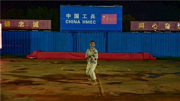 官兵帶來精彩的雙節(jié)棍表演。馬騫攝