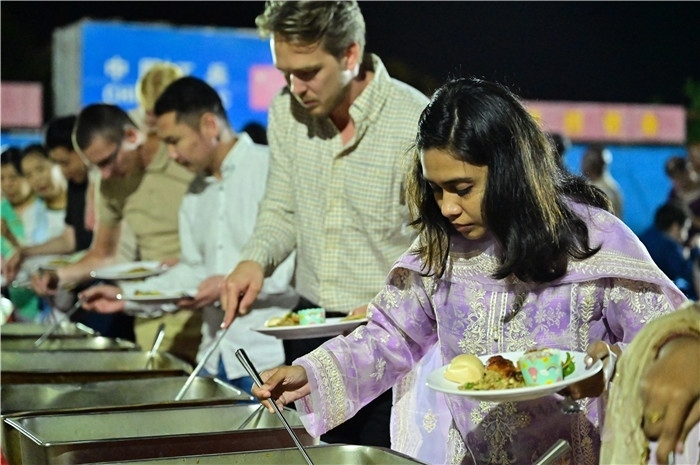 外國友人品嘗中國美食。馬騫攝
