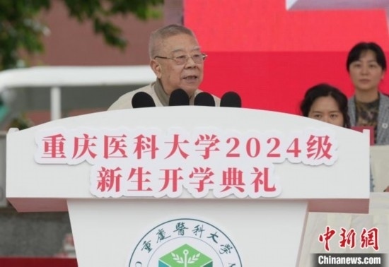 圖為陳宏礎教授為新生帶來“開學第一課”。中新網(wǎng)記者 周毅 攝