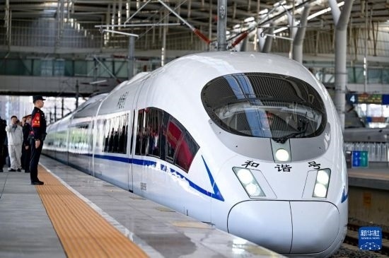 10月1日，由銀川開往惠農(nóng)的C8218次列車從銀川站駛出。