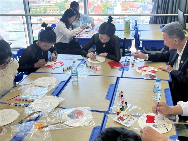 觀眾們?cè)隗w驗(yàn)畫扇。Sem Sophea攝