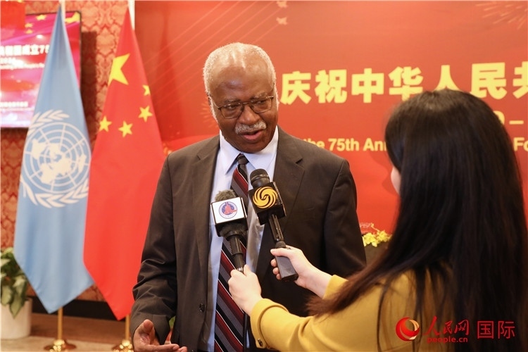 聯大主席菲勒蒙在招待會現場接受媒體采訪，他向中國政府和人民致以節(jié)日祝賀，表示中國的發(fā)展成就令人驚嘆。人民網記者 李志偉攝