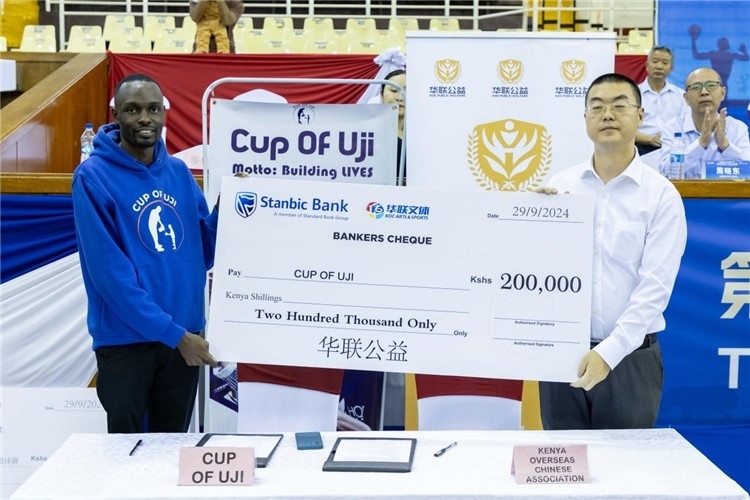 “華聯(lián)公益”與當?shù)貙W(xué)校供餐公益組織簽訂長期愛心捐助備忘錄。主辦方供圖