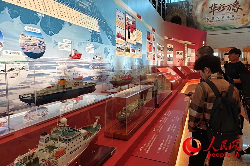 觀眾正在參觀中國極地考察40周年成就展。人民網(wǎng)記者 韋衍行攝