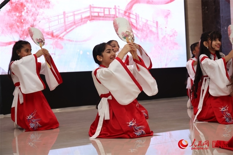 富查伊拉當(dāng)?shù)貙W(xué)校學(xué)生表演節(jié)目。人民網(wǎng)記者任皓宇攝