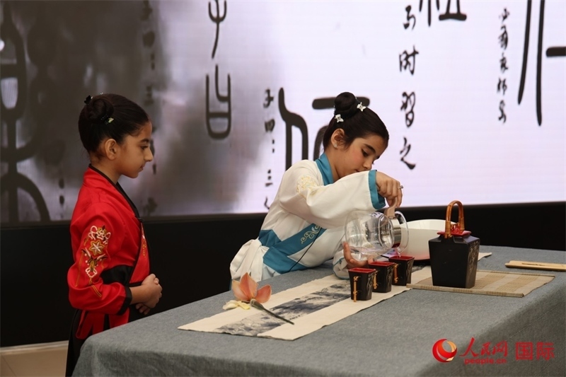 富查伊拉當(dāng)?shù)貙W(xué)校學(xué)生表演茶藝。人民網(wǎng)記者任皓宇攝
