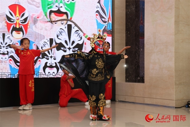 迪拜中國學(xué)校學(xué)生表演變臉。人民網(wǎng)記者任皓宇攝